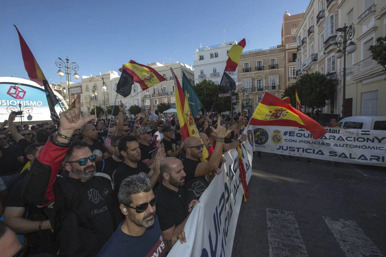 Policías y guardias civiles se manifiestan ante la sede del PSOE en Cádiz